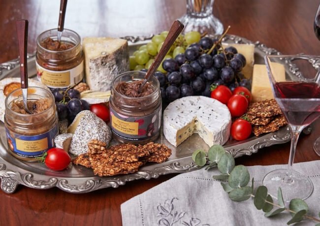 Peynir Tabağının Sanatı: Gurme Peynir ve Reçel Uyumu Rehberi